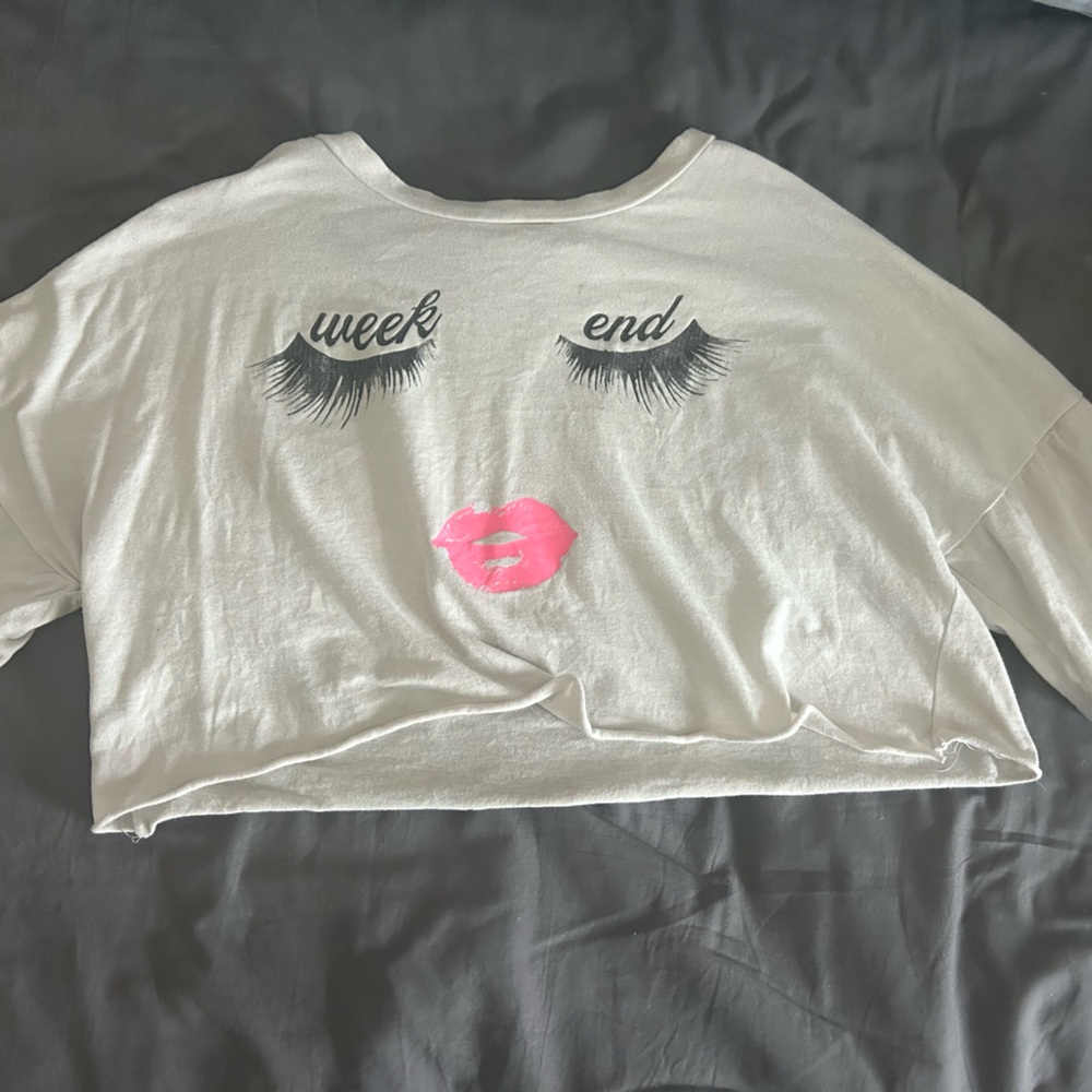 2000’s style cropped T-shirt that says “weekend” from the brand “Highlight”.